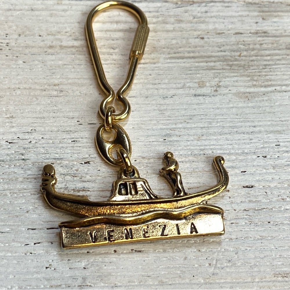 🔥FREE with 🍒3 for $33 bundle🍒🔥 Vintage Venice Gondola Key Chain Gold Tone